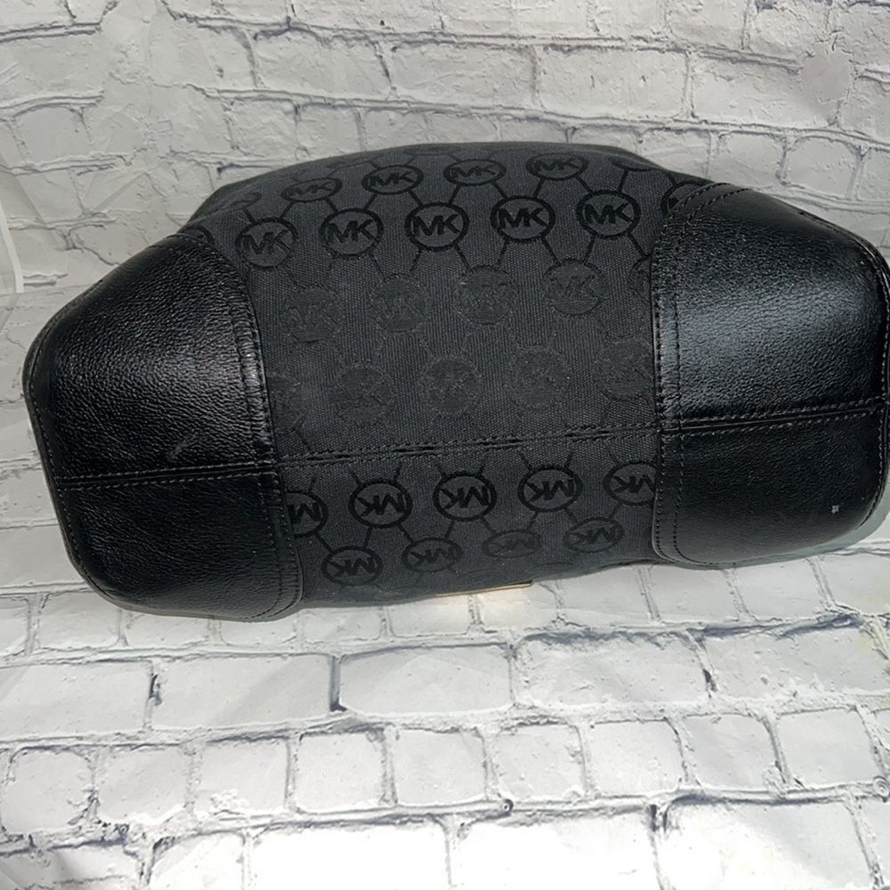 Michael Kors Black Signature Canvas and Leather Millbrook Hobo - Picture 4 of 14